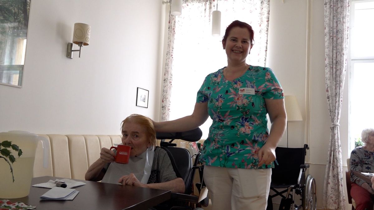 Na Ukrajině účetní, v Česku pečovatelka. Není to práce pro každého, říká
